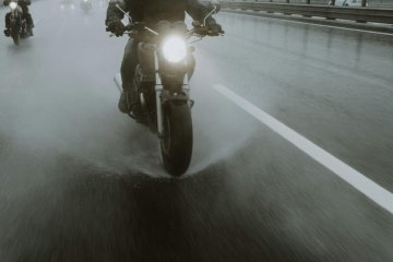 Bezpečnostní tipy pro jezdce: Jak správně využít ABS, trakční kontrolu a reagovat v krizových situacích