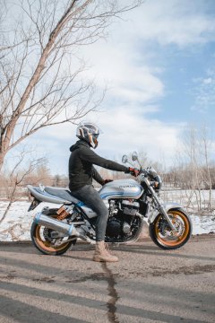 Připravenost na náhlé změny počasí: Jak se připravit na únorové jízdy na motocyklu
