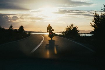 Jak zvládat horka na motorce: Tipy pro pohodlnou a bezpečnou jízdu