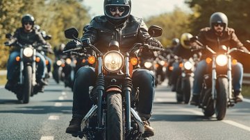 Vedoucí jezdec udává tempo a sleduje situaci před skupinou. Méně zkušení jezdci jej následují.