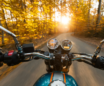 Říjen v sedle: poslední kilometry sezóny + tipy na výbavu z MOTOHOBBY.CZ